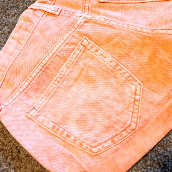 NWT  😍 Free People Lightly Distressed Jean Shorts - Picture 2 of 5